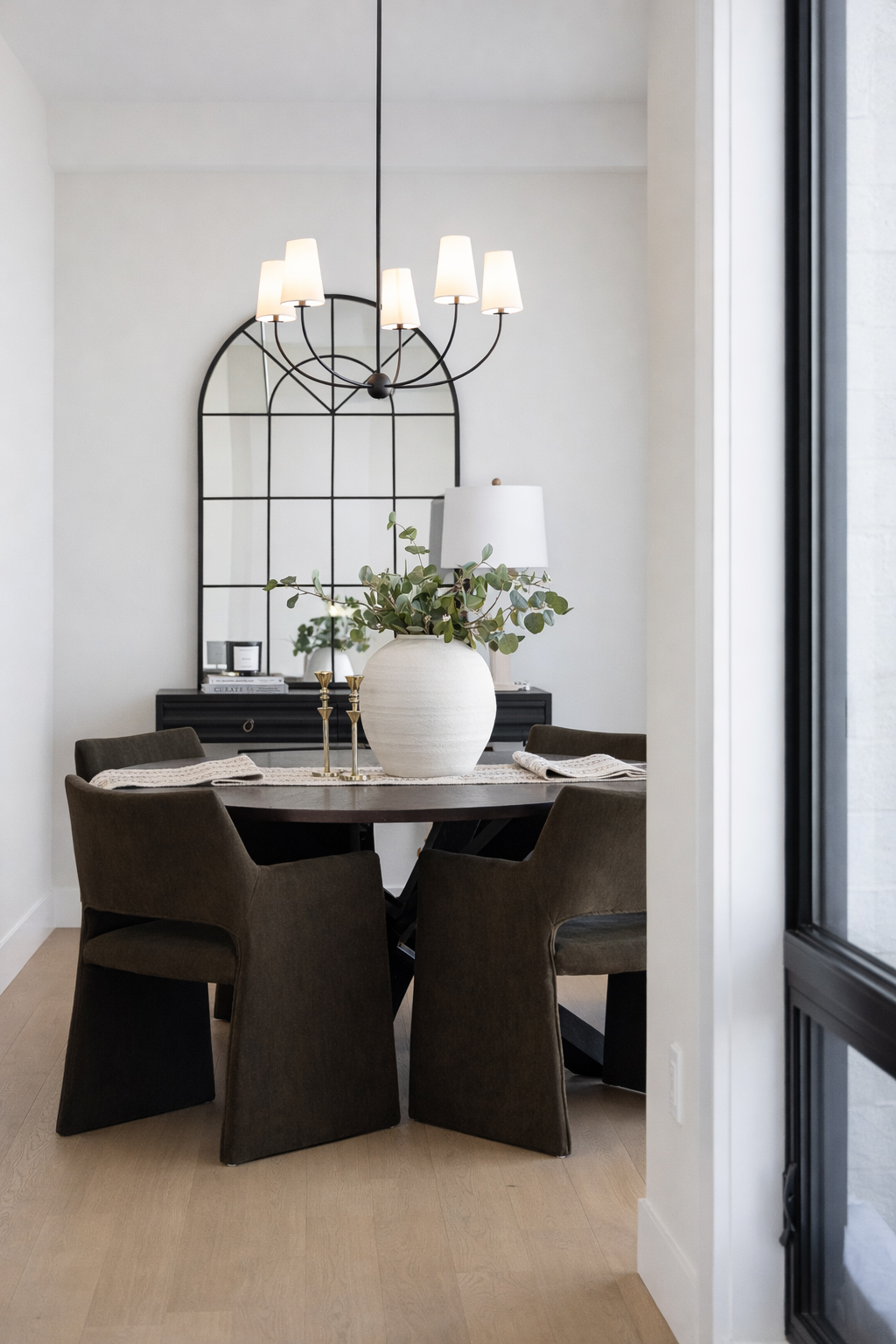Dining room with elegant finishes